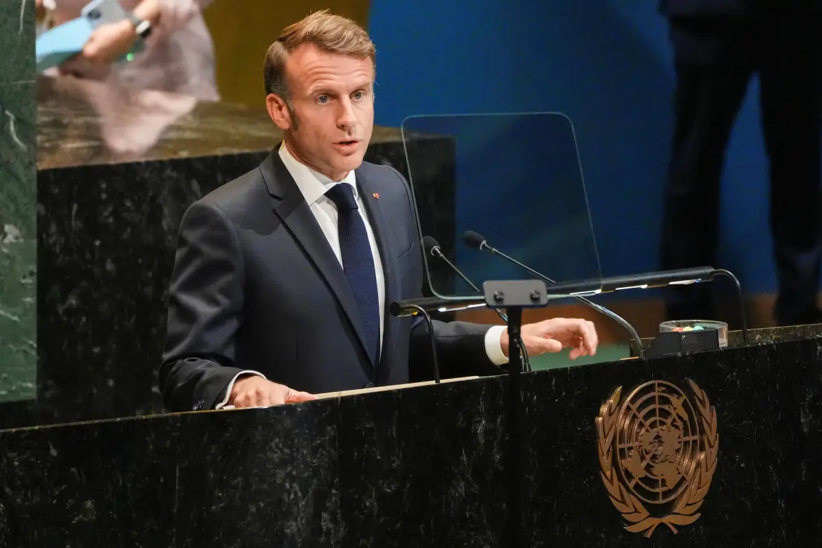 El presidente francés Emmanuel Macron se dirige a los delegados durante una reunión de alto nivel de jefes de estado sobre una solución de dos estados entre Israel y los palestinos en la sede de las Naciones Unidas en la ciudad de Nueva York, EE. UU., el 22 de septiembre de 2025.Francia reconoce Estado Palestino en la ONU