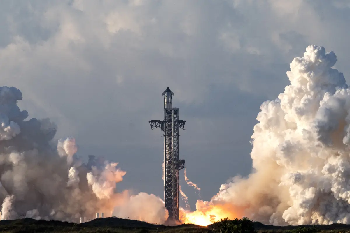 Starship despegó desde Starbase, Texas, en su vuelo 14 de prueba, con el objetivo de alcanzar la órbita terrestre y desplegar satélites Starlink.