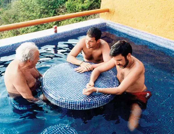 NOSOTROS LOS SCHERER. Don Julio con sus hijos Pedro y Julio en Ixtapa, en 2000.