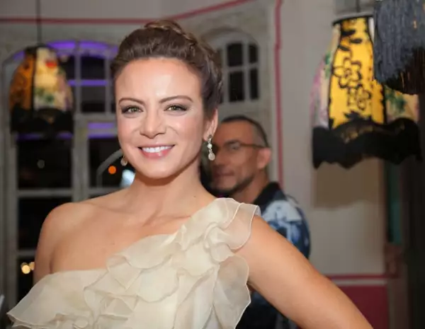 Silvia Navarro disfrutó de la compañía de sus familiares y amigos, con los que bailó, cantó, comió y bebió, en una fiesta muy divertida.