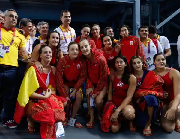 El príncipe junto con el equipo femenil de waterpolo.