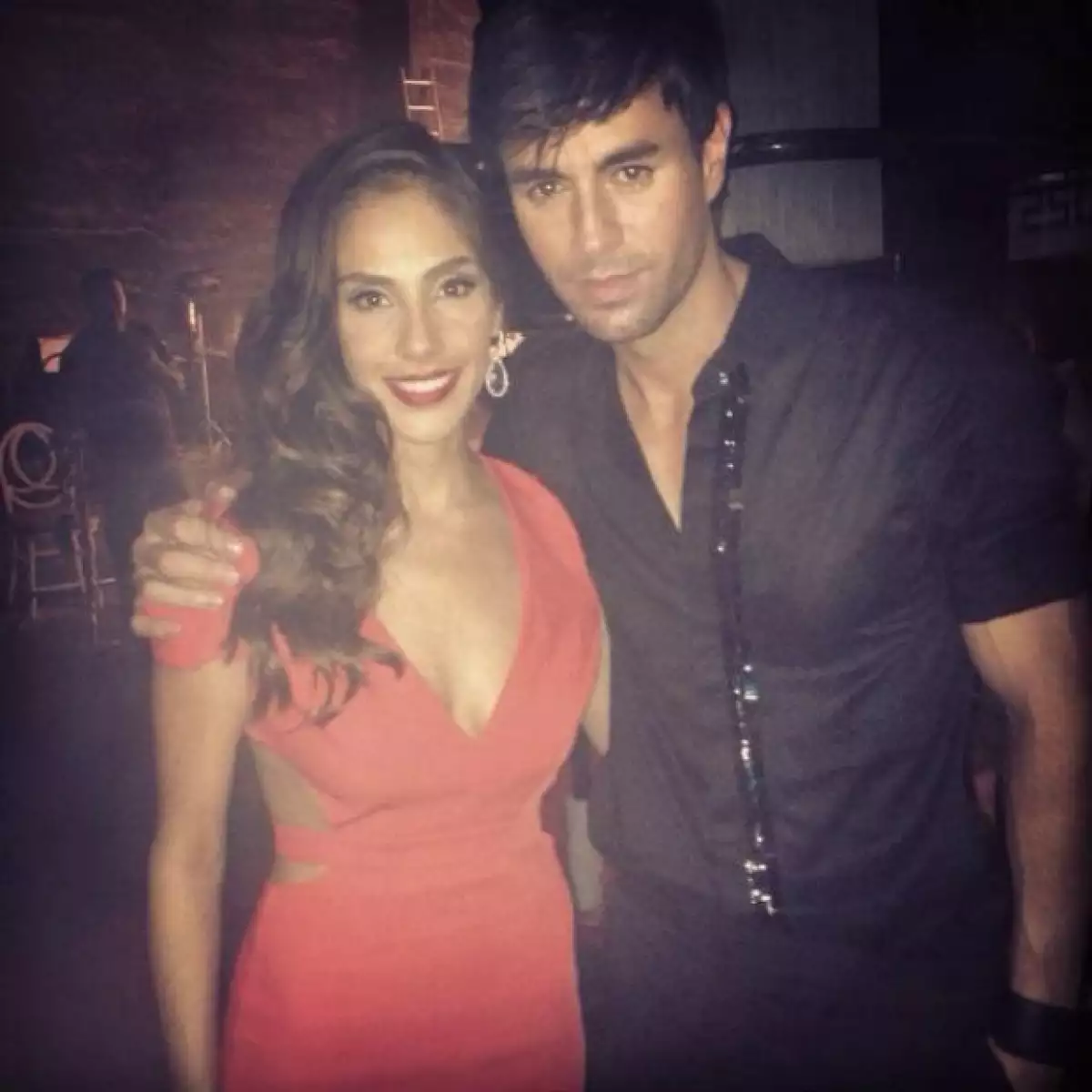 Sandra Echeverría compartió su foto con Enrique desde el set del video.