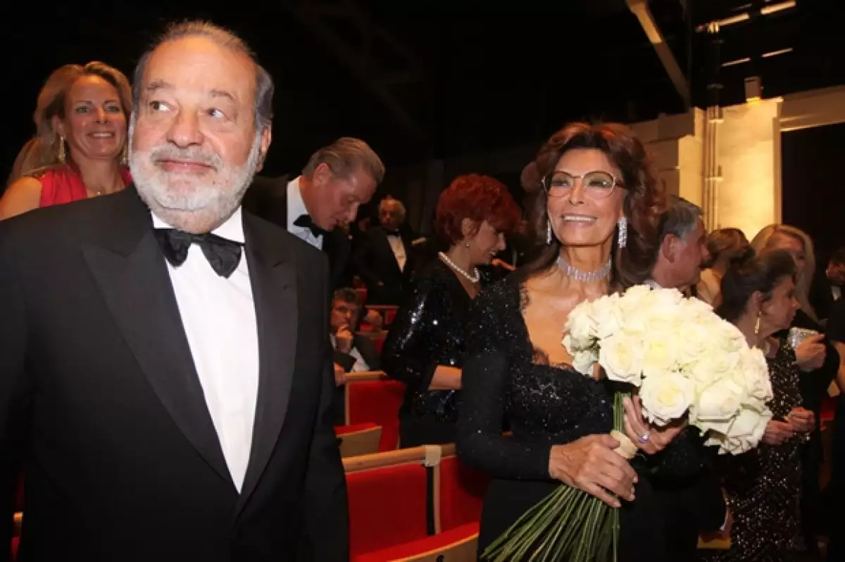 Hace unos días el empresario mexicano y la estrella italiana asistieron al evento organizado en Ginebra en honor al fallecido esposo de Loren.