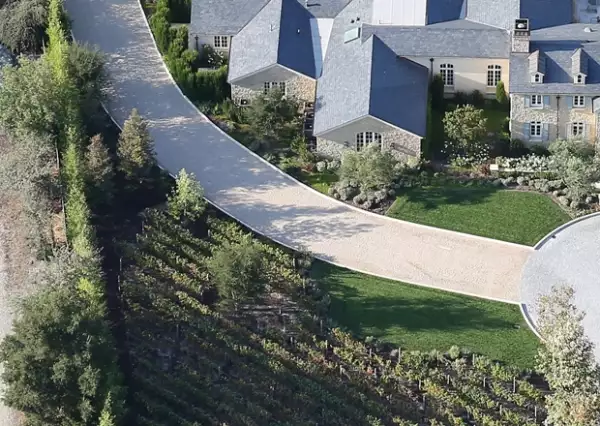 La mansión soñada de Kim tiene viñedos a la entrada, así como un camino de cuento de hadas.