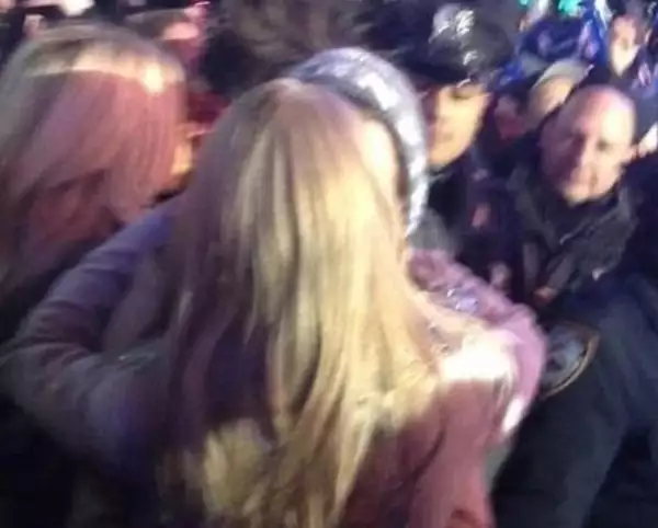 Este fue el beso que se dio la pareja en Año Nuevo.