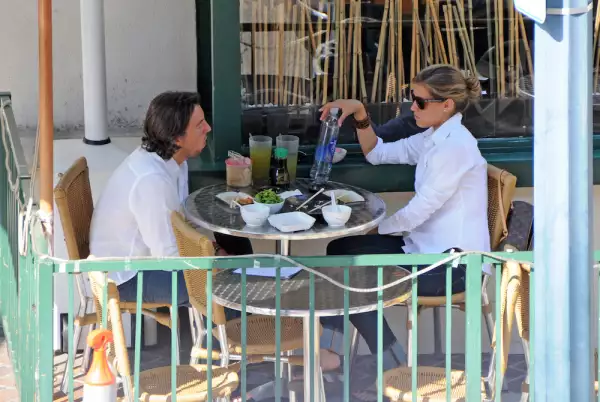 EXC.MICHELLE SALAS & ALEJANDRO ASENSI ALMUERZAN JUNTOS 04