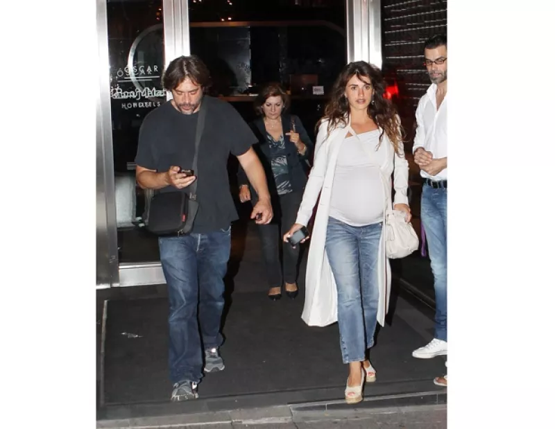 La actriz junto a su esposo Javier Bardem acudieron el viernes por la noche a la presentación de Asier Etxeandía donde la española se paró a bailar.