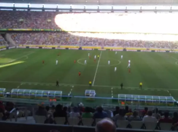 La cantante compartió esta foto en Twitter donde se puede ver la cancha desde su perspectiva. Junto con la imagen escribió: `Y aquí estamos apoyando!´.