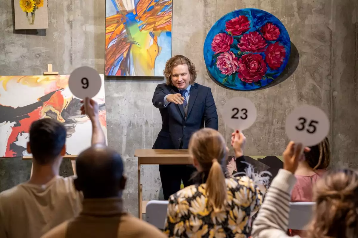 ¿Adiós a las subastas de arte? Las ventas en línea crecen 285%, según Artprice