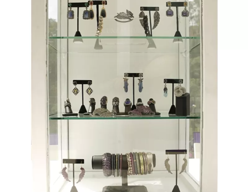 La hija de Chely Lerdo de Tejada es la representante en México de la firma Luxe Vault, que esta temporada innova con el lanzamiento de los accesorios `palm bracelets´