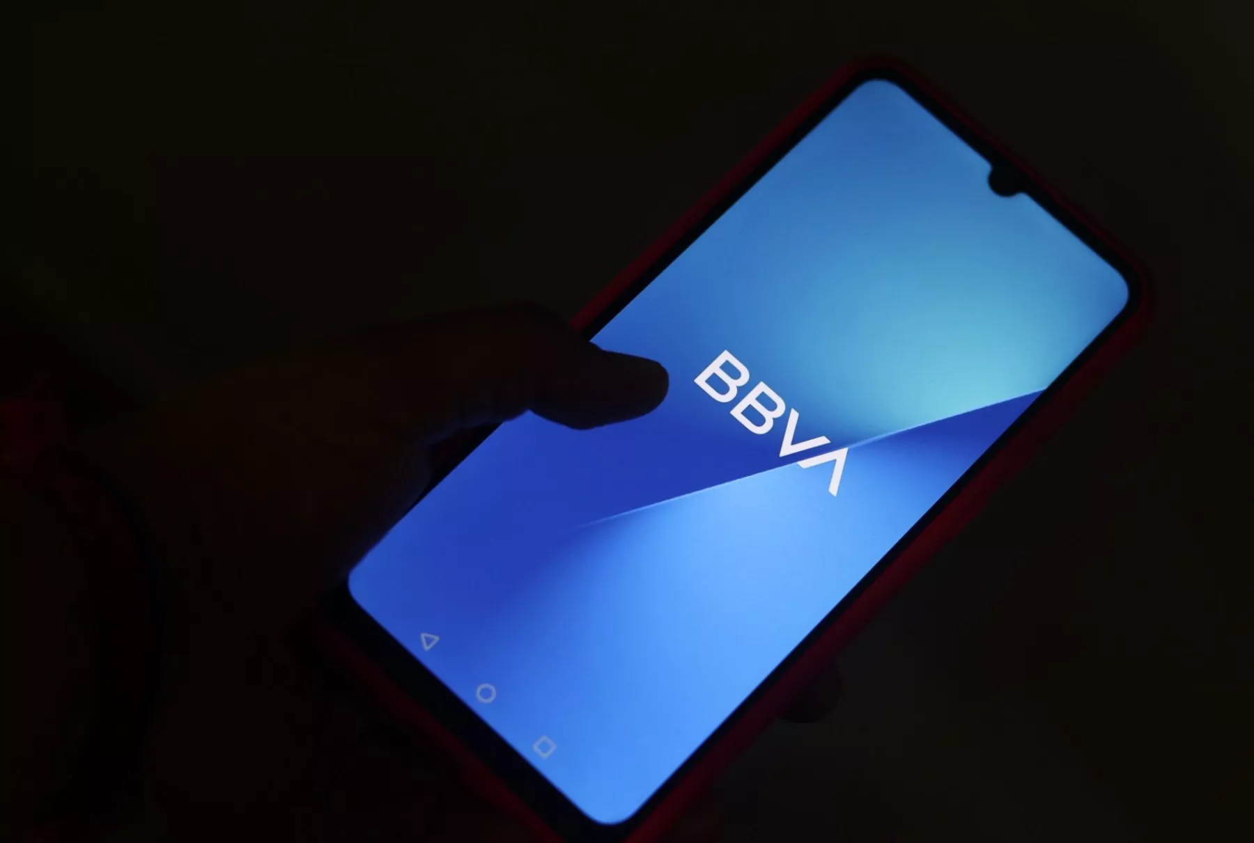 Un usuario intenta entrar a su app móvil de BBVA