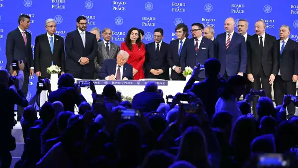 El presidente de Paraguay, Santiago Peña (izquierda), el presidente kazajo Kassym-Jomart Tokayev (2L), el ministro del tribunal del primer ministro de Bahréin, el, el sheque Isa bin Salman bin Hamad al-Khalifalifa (3L), el primer ministro de Pakistán, Shehbaz Sharif (4L), el presidente de Kosovo, Vjosa Osmani (C-R), el ministro de Relaciones Exteriores de Marruecos, Nasser Bourita (8R), el presidente de Argentina, Javier Milei (7R), el primer ministro de Mongolia Gombojav Zandanshatar (6R), el primer ministro