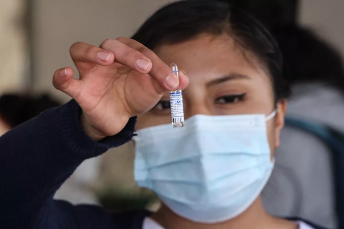 Enfermera muestra primera dosis de la vacuna Sputnik.