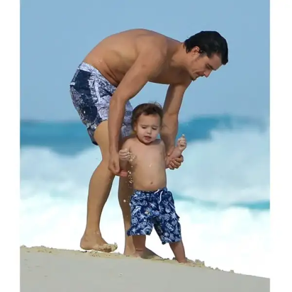 En su visita a Cancún, padre e hijo se divirtieron a lo grande a la orilla del mar.