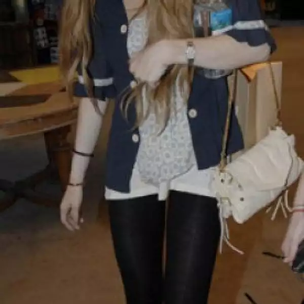 Lindsay Lohan sale de compras a Urban Outfitters en Hollywood, California.