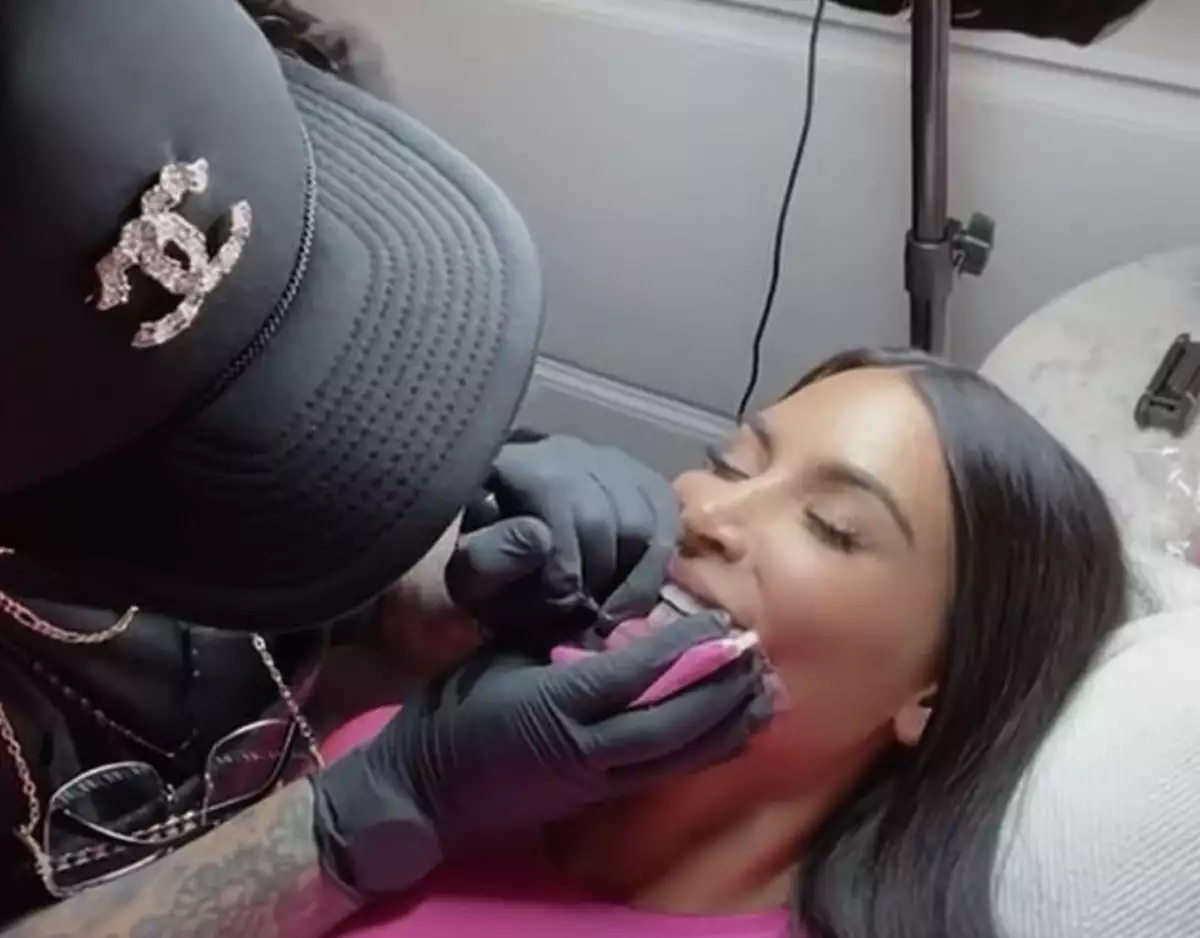 Kim Kardashian confiesa que se tatuó en 2022.