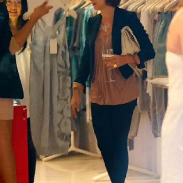 De compras. La guapa actriz Kate Walsh disfruta de una fresca copa de vino blanco mientras decide qué comprar en la tienda de Stella McCarty en Beverly Hills, California.