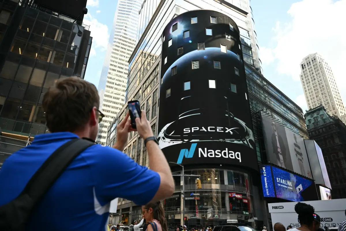 La salida de SpaceX a bolsa empuja a Wall Street a cerrar en positivo; la empresa de Musk debuta con alza de 19%