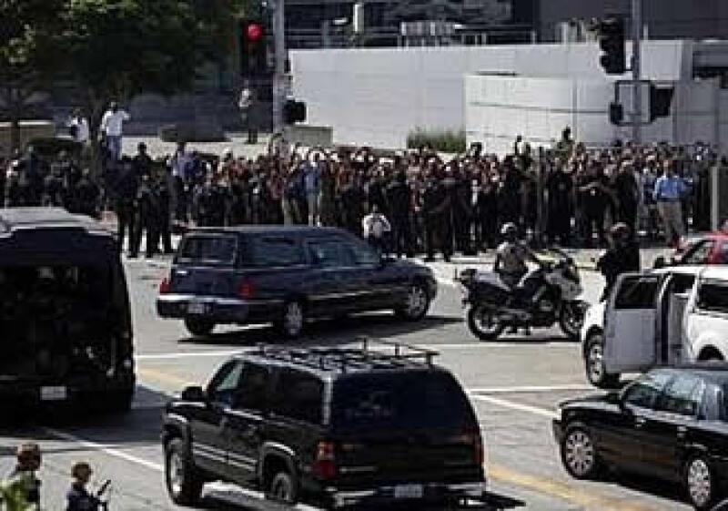El cuerpo de Michael Jackson llega a Staples Center escoltado por la policía. (Foto: Reuters)