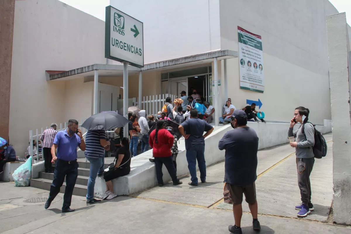 Personas esperan informes de familiares internados en el Hospital de los Venados