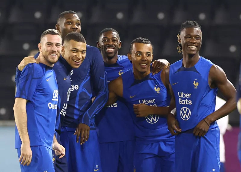Kylian Mbappe, Ousmane Dembele, Eduardo Camavinga, Jules Kounde, Marcus Thuram y Jordan Veretout durante un entrenamiento de la selección e Francia previo a la final de Qatar 2022. 