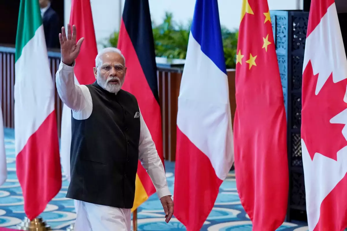El primer ministro indio, Narendra Modi, saluda al llegar al centro de convenciones Bharat Mandapam para la Cumbre del G20, en Nueva Delhi, India, el sábado 9 de septiembre de 2023.