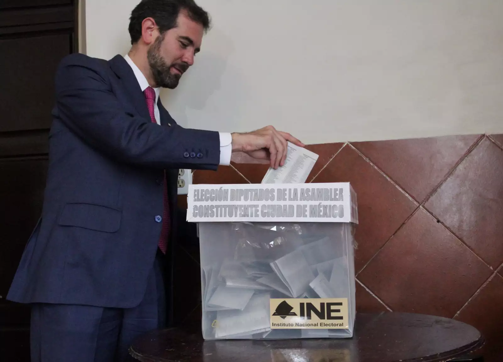 Lorenzo Córdova, consejero presidente del INE, acudió a la casilla ubicada en la Casa del Teatro para emitir su voto para elegir a los candidatos de la Asamblea Constituyente.