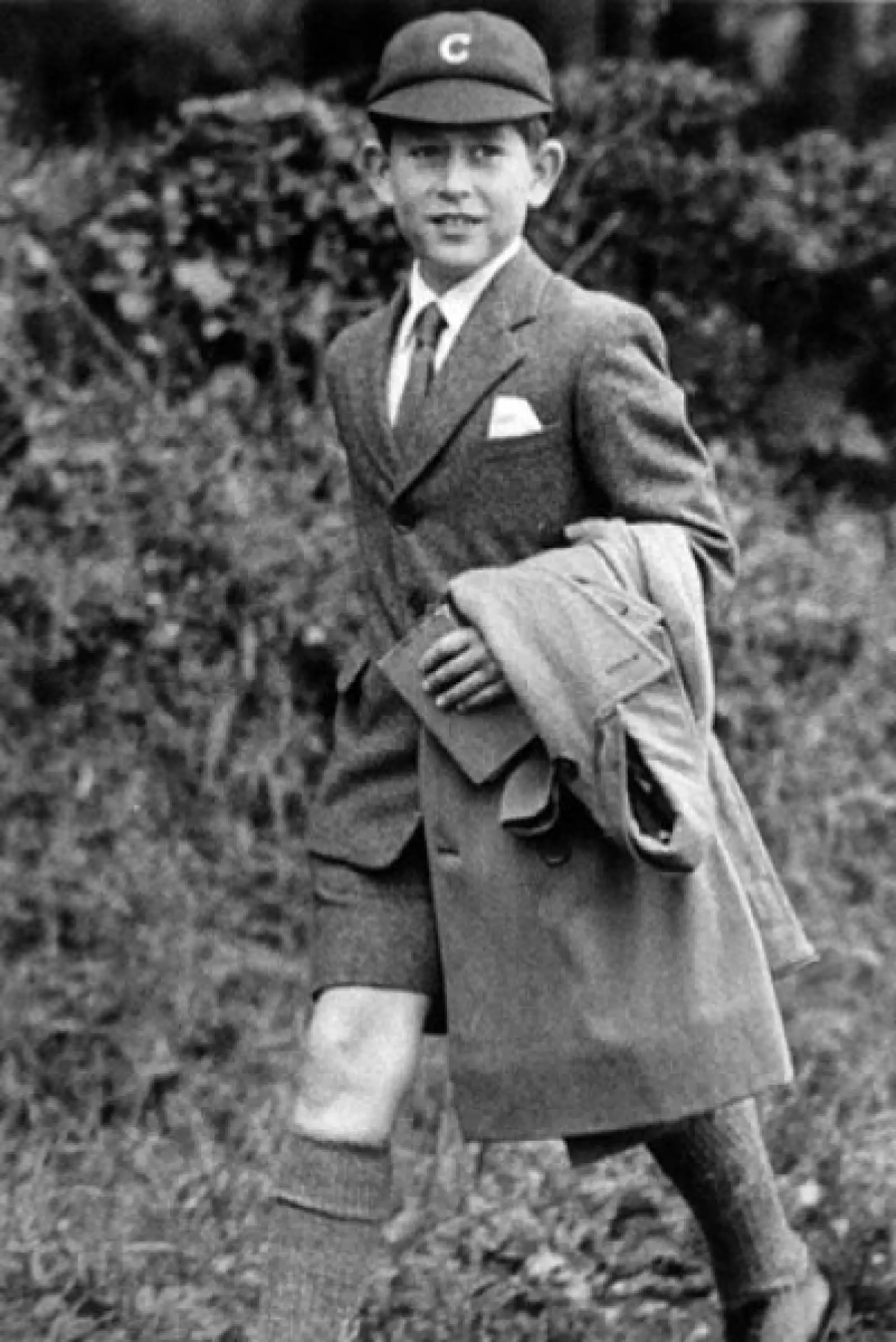 (1958. 10 años) En 1958 recibió el título de Príncipe de Gales aunque el acto oficial no tuvo lugar hasta el 1 de julio de 1969 en el castillo de Carnavon.