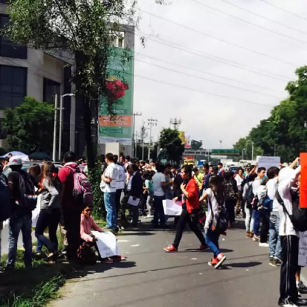 Alumnos del Cecyt 4 Lázaro Cárdenas matienen un bloqueo interminetente en ambos sentidos de Avenida Constituyentes a la altura de Jacaranda, el cual suma ya 8 horas luego que coemnzará desde aproximadamente a a las 7:00 horas.