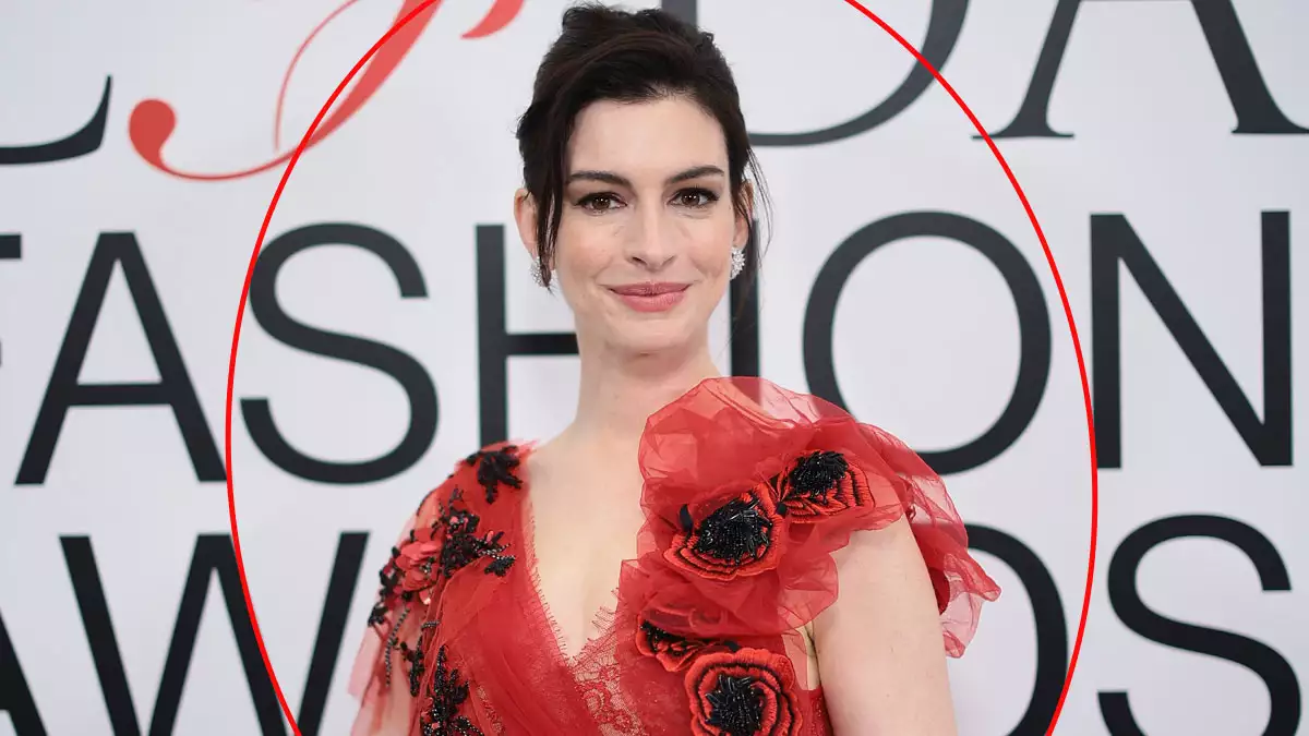Anne Hathaway no uso solo un look en los CFDA Awards, más tarde la actriz se cambió por un diseño rojo de Rodarte.