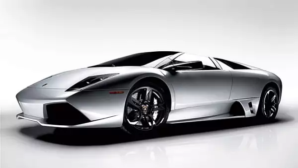 Esta variante del modelo anterior, le permite superar la barrera de los 340 km/h y alcanza los 100 km/h en 3.4 segundos. Además de un motor con más potencia, el deportivo lleva en su material carbono y acero, para hacerlo más ligero.