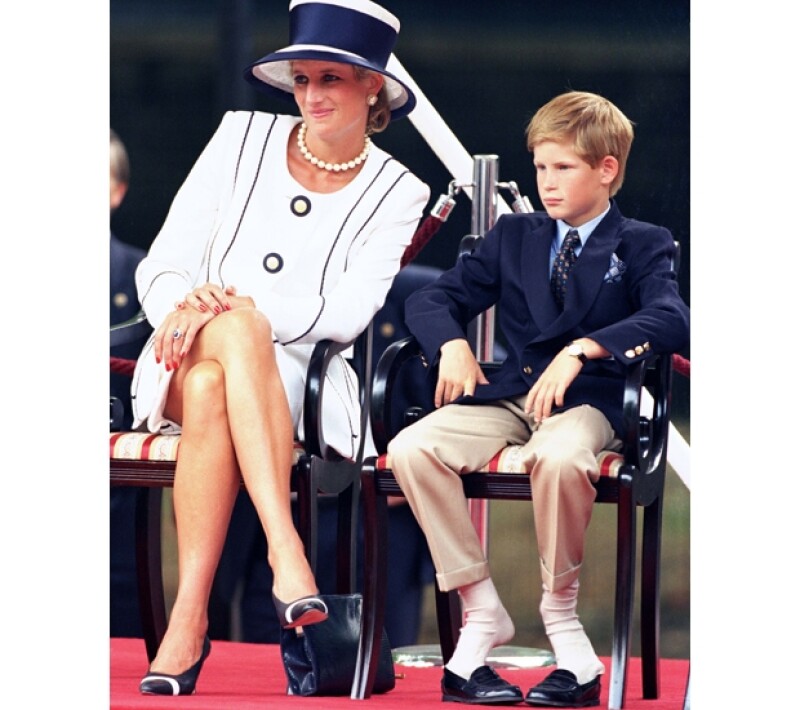 El príncipe Enrique era el más apegado a Lady Di, por lo que su rebeldía tuvo mucho que ver con la pérdida de su querida madre.