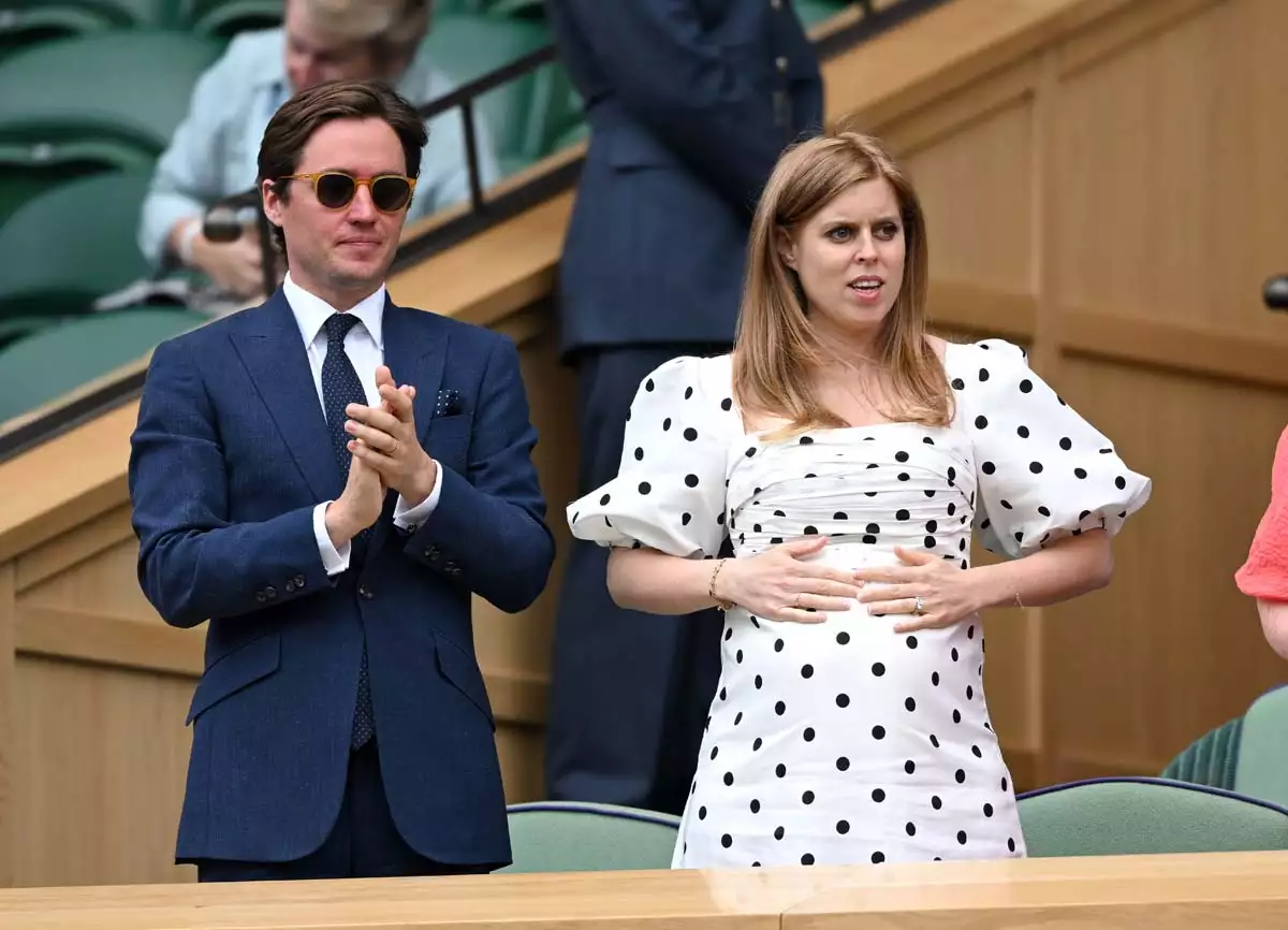 La princesa Beatriz dará a luz a su primer hijo con Edoardo en otoño. Aquí durante su primera aparición pública desde que diera el anuncio en mayo.