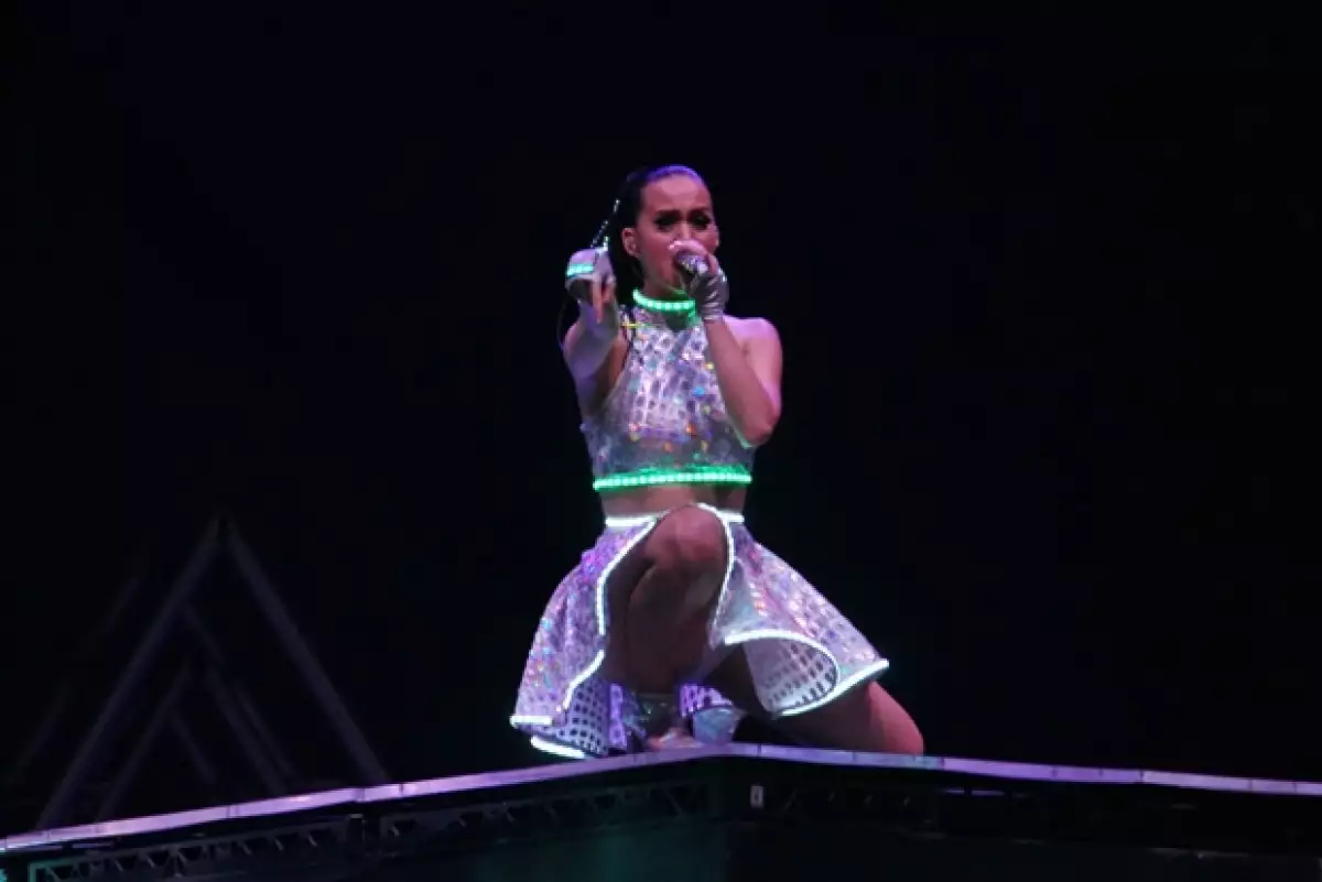 Su vestido cambiaba de colores.