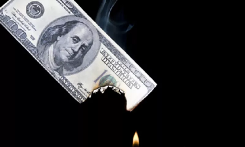 S&P habría avisado al Gobierno su intención de rebajar la nota. (Foto: Photos to go)