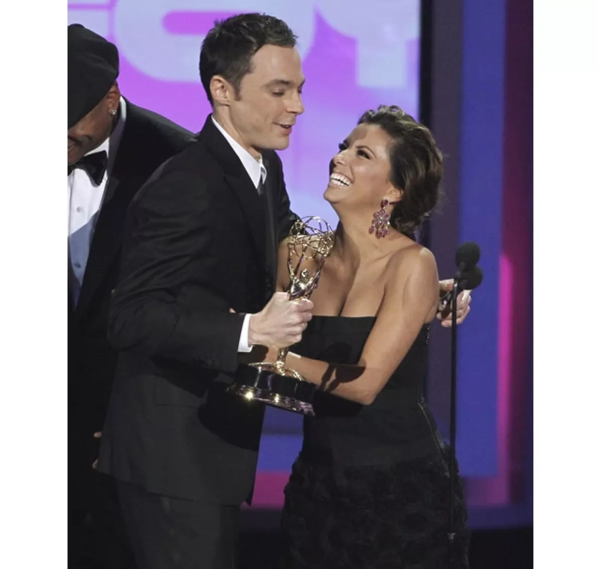Eva Longoria entregó el premio a Jim Parson por Mejor Actor por su papel en The Big Bang Theory.