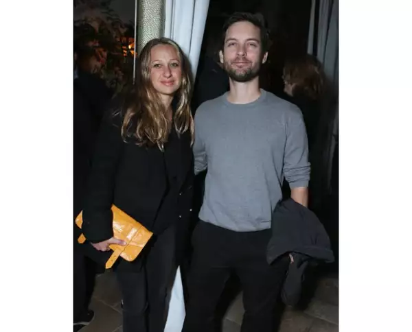 Jennifer Meyer y Tobey Maguire llegando.