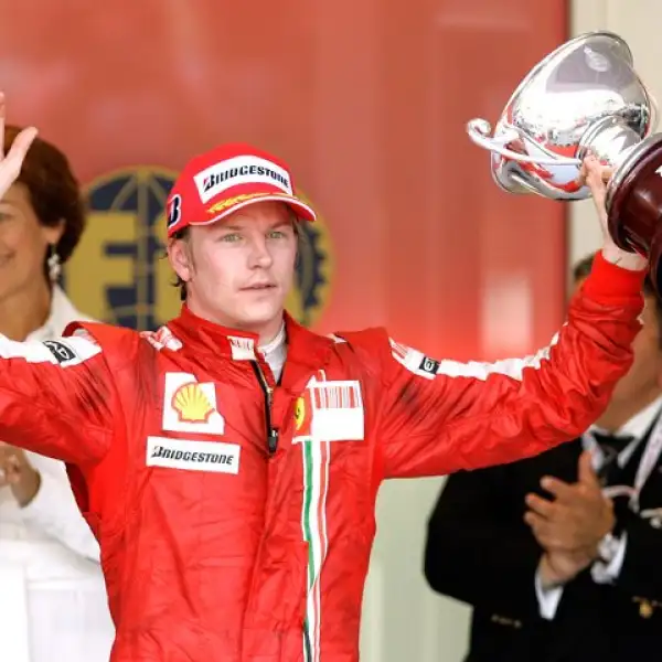 El segundo de la lista es el piloto de Fórmula 1 mejor pagado del mundo, el finlandés Kimi Raikkonen, que en octubre cumplirá los 30 años y que tiene contrato con Ferrari hasta finales de 2010.