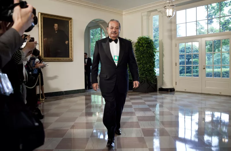 Obamas Greet Mexican Counterparts As They Arrive For State Dinner
