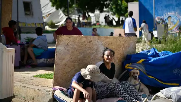 Los residentes se sientan junto a sus pertenencias mientras se refugian en una calle después de un terremoto en Catia La Mar, estado de La Guaira, a unos 30 km al noroeste de Caracas, el 25 de junio de 2026.