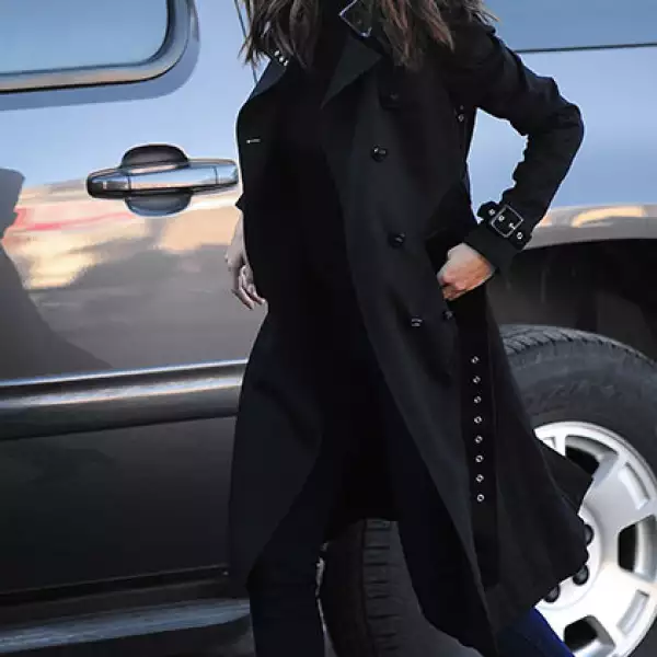 Ahora que empieza la temporada otoño-invierno podríamos imitar este look total black de gabardina, es sexy y elegante a la vez.