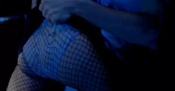 Existen escenas con contenido explicitamente sexual.