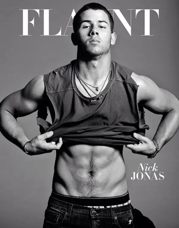 El cantante de 22 sorprendió una vez más con sus marcados abs, esta vez para la portada de una revista de moda.