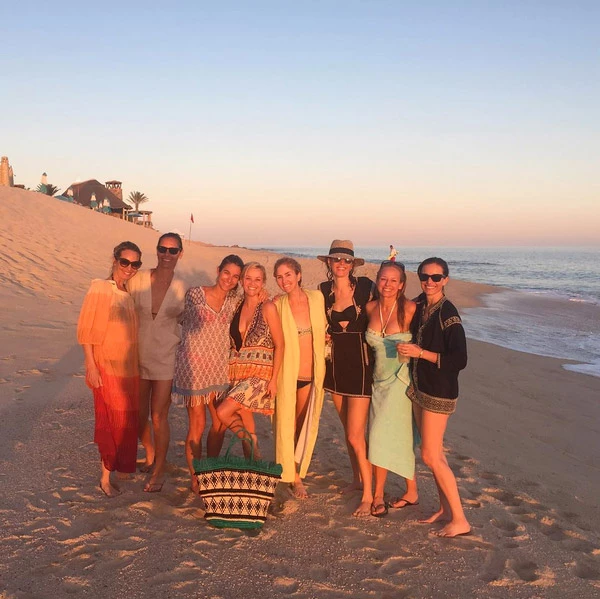 Con todo su girl squad en playa mexicana.