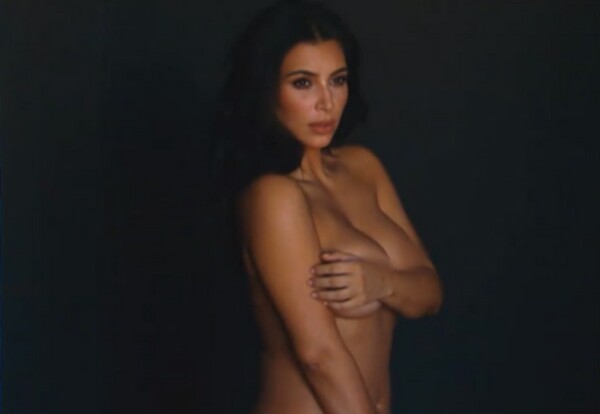 "Qué suertudo", publicó el cantante en una de las sensuales imágenes de Kim.