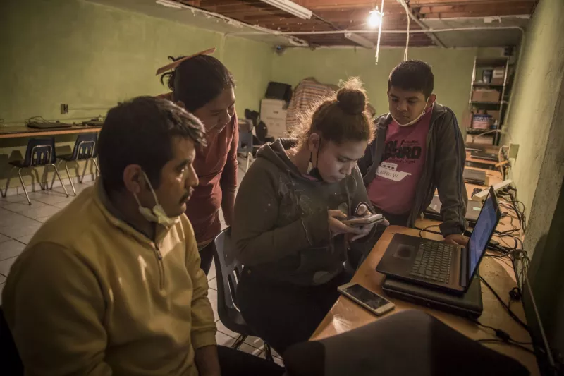 La ENDUTIH 2021 destaca que en México solo 81.6 % de la población es usuaria de internet. De este porcentaje, 56.5 % está en zonas urbanas y 56.5% en rurales. Chiapas, Oaxaca y Veracruz son las entidades con menor acceso a internet en casa.