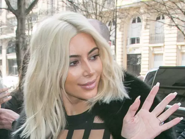 La socialité nunca pareció darse cuenta de su makeup fail.