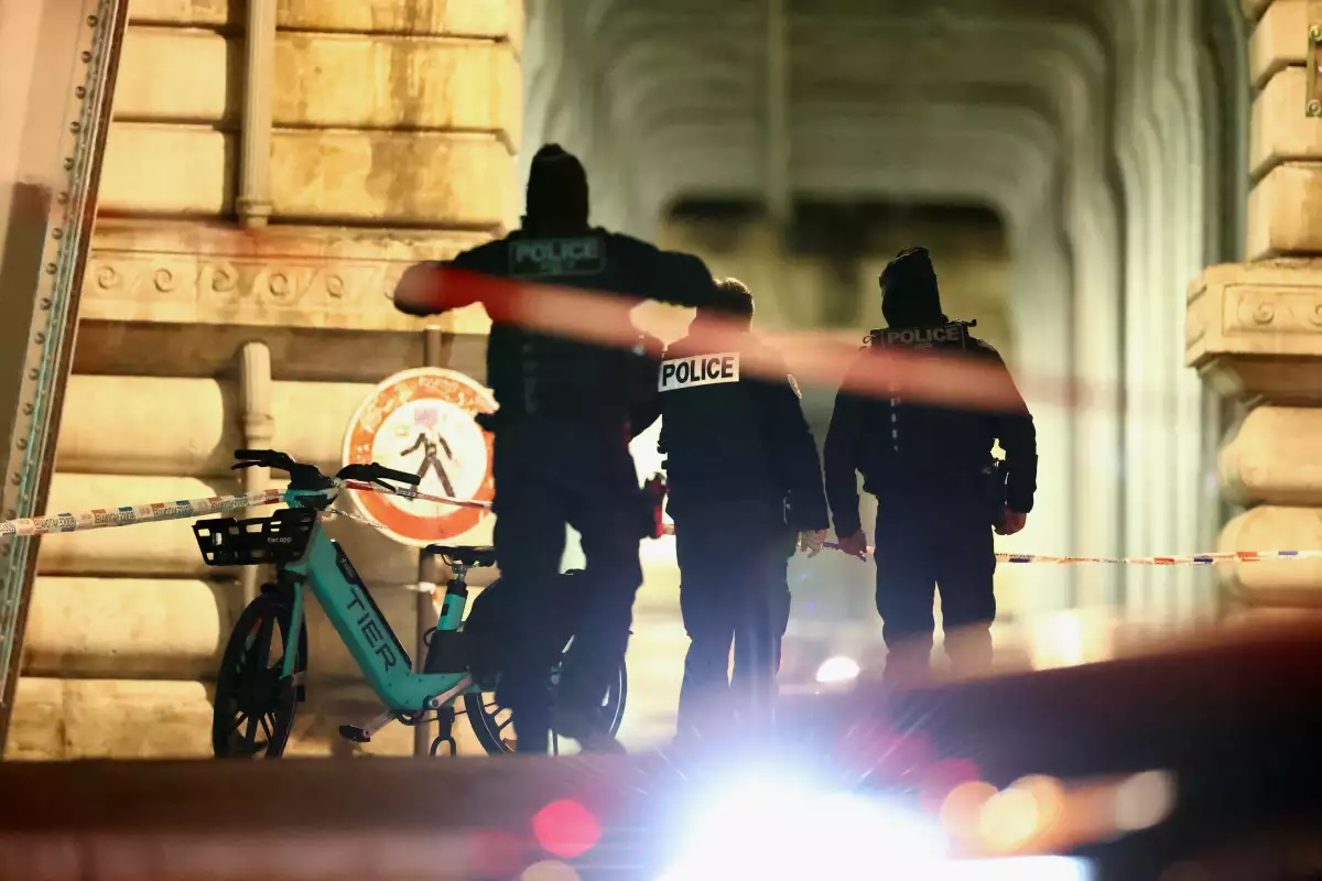 La policía francesa asegura el acceso al puente Bir-Hakeim después de un incidente de seguridad en París, Francia, el 3 de diciembre de 2023.