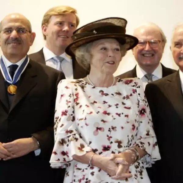 Carlos Fuentes llegando a la ceremonia del Premio Don Quijote.