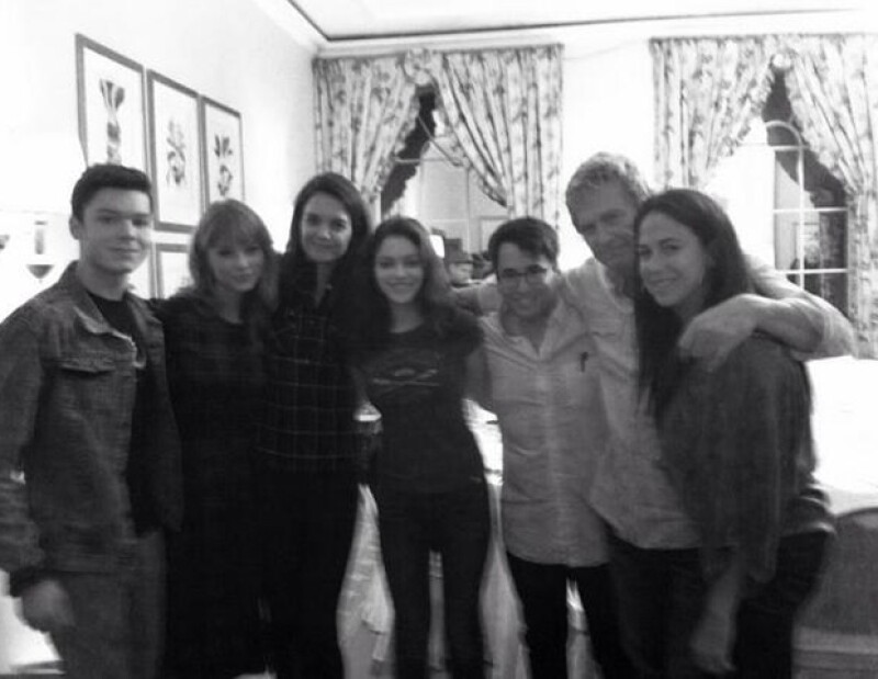 Katie compartió esta foto en su cuenta de Twitter donde aparece junto a Taylor Swift.
